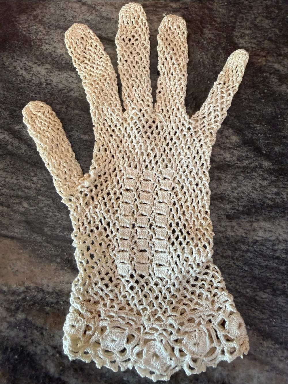 Hand-Crocheted Lace Gloves in Cream — Elegant Women's Accessory VINTAGE - Picture 4 of 8